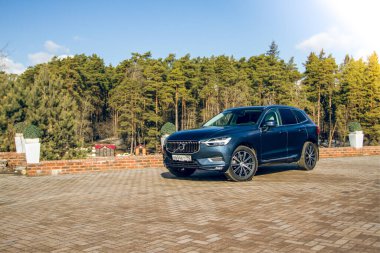 MOSCOW, Rusya - 27 Mart, Volvo XC60 model yıl 2021. Yazı, T5 motoru. Modern şehirde Volvo araba ve doğa geçmişi. Ön görünüm.