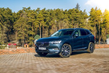 MOSCOW, Rusya - 27 Mart, Volvo XC60 model yıl 2021. Yazı, T5 motoru. Modern şehirde Volvo araba ve doğa geçmişi. Ön görünüm.