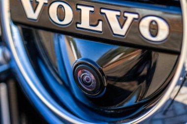 MOSCOW, Rusya - 27 Mart, Volvo XC60 model yıl 2021. VOLVO yakın plan logosu. Volvo şirketi. Kapatın..