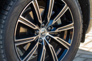 MOSCOW, Rusya - 27 Mart, Nokian lastikleri kapanıyor. Fin lastik şirketinin logosu lastik kenarına yakın planda..