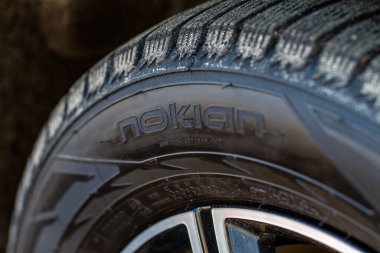 MOSCOW, Rusya - 27 Mart, Nokian lastikleri kapanıyor. Fin lastik şirketinin logosu lastik kenarına yakın planda..