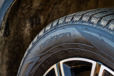MOSCOW, Rusya - 27 Mart, Nokian lastikleri kapanıyor. Fin lastik şirketinin logosu lastik kenarına yakın planda..