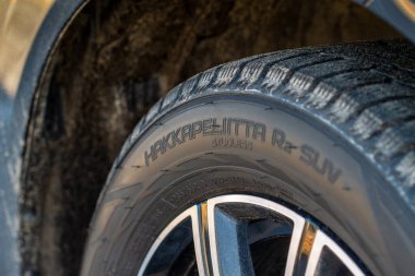 MOSCOW, Rusya - 27 Mart, Nokian lastikleri kapanıyor. Fin lastik şirketinin logosu lastik kenarına yakın planda..