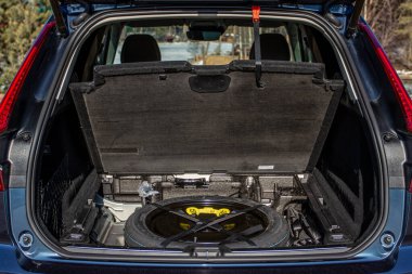 MOSCOW, Rusya - 27 Mart, Volvo XC60 model yıl 2021. Yazı, T5 motoru. Modern şehirde Volvo araba ve doğa geçmişi. İç detay görünümü.