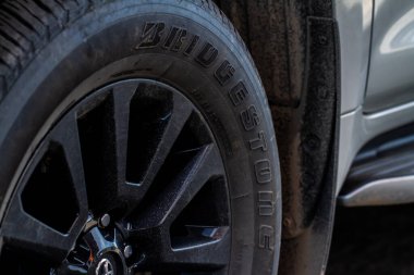 MOSCOW, Rusya - 23 Mayıs 2021 Bridgestone logosu yeni lastiğin yan tarafında.