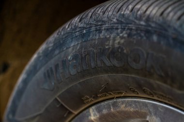 MOSCOW, Rusya - 23 Mayıs 2021 Hankook logosu yeni lastiğin yan tarafında.