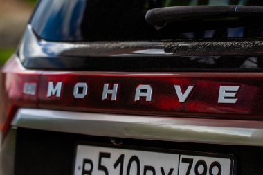 MOSCOW, RUSSIA - Haziran 02, 2021 Kia Mohave ayrıca Kia Borrego ikinci nesil yüz gerdirme ameliyatı olarak adlandırıldı. 2021 model SUV, doğa arka planı. Dış cephe yakın görünümü.