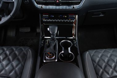 MOSCOW, RUSSIA - Haziran 02, 2021 Kia Mohave ayrıca Kia Borrego ikinci nesil yüz gerdirme ameliyatı olarak adlandırıldı. 2021 model SUV, doğa arka planı. İç mekan görüntüsü. İç ayrıntılar.
