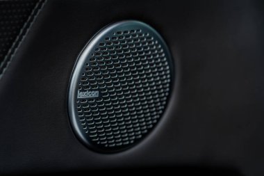 MOSCOW, RUSSIA - Haziran 02, 2021 Kia Mohave ayrıca Kia Borrego ikinci nesil yüz gerdirme ameliyatı olarak adlandırıldı. 2021 model SUV, doğa arka planı. İç mekan görüntüsü. İç ayrıntılar.
