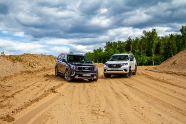 MOSCOW, RUSSIA - 23 Mayıs 2021 Kia Mohave ayrıca Kia Borrego İkinci nesil HM2 ve Toyota Land Cruiser Prado modelini 2021 olarak adlandırdı. Şehirdeki modern SUV ve doğa arka planı. Ön taraf görünümü.