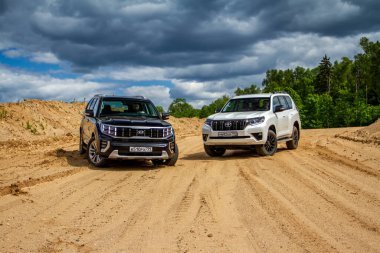 MOSCOW, RUSSIA - 23 Mayıs 2021 Kia Mohave ayrıca Kia Borrego İkinci nesil HM2 ve Toyota Land Cruiser Prado modelini 2021 olarak adlandırdı. Şehirdeki modern SUV ve doğa arka planı. Ön taraf görünümü.