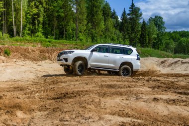 MOSCOW, RUSSIA - Haziran 02, 2021 Toyota Land Cruiser Prado modeli 2021. 2021 model SUV, doğa arka planı. Toyota Land kruvazörü Prado kumda hareket halinde..