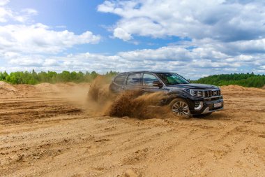 MOSCOW, RUSSIA - Haziran 02, 2021 Kia Mohave ayrıca Kia Borrego ikinci nesil yüz gerdirme ameliyatı olarak adlandırıldı. 2021 model SUV, doğa arka planı. Kia Mohave kumda hareket halinde..