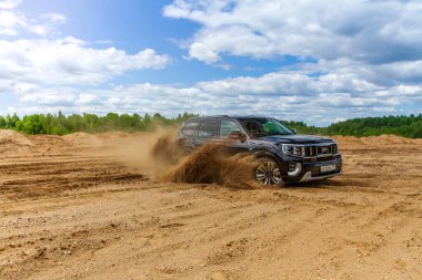 MOSCOW, RUSSIA - Haziran 02, 2021 Kia Mohave ayrıca Kia Borrego ikinci nesil yüz gerdirme ameliyatı olarak adlandırıldı. 2021 model SUV, doğa arka planı. Kia Mohave kumda hareket halinde..