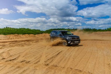 MOSCOW, RUSSIA - Haziran 02, 2021 Kia Mohave ayrıca Kia Borrego ikinci nesil yüz gerdirme ameliyatı olarak adlandırıldı. 2021 model SUV, doğa arka planı. Kia Mohave kumda hareket halinde..