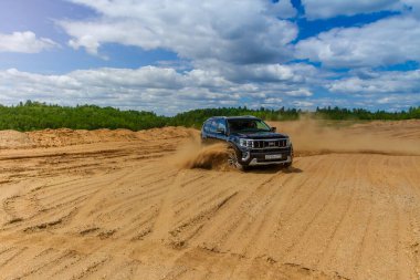 MOSCOW, RUSSIA - Haziran 02, 2021 Kia Mohave ayrıca Kia Borrego ikinci nesil yüz gerdirme ameliyatı olarak adlandırıldı. 2021 model SUV, doğa arka planı. Kia Mohave kumda hareket halinde..