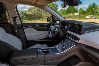 MOSCOW, Rusya - 25 Mayıs 2021 Hyundai Santa Fe Dördüncü Nesil TM. İç mekan görüntüsü. Hyundai Santa Fe 'nin iç kısımlarının detayları..