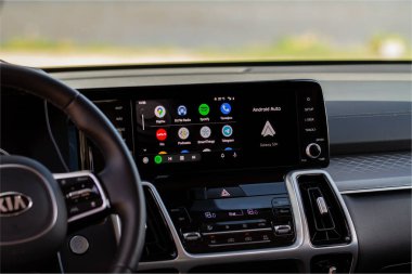 MOSCOW, Rusya - 25 Mayıs 2021 Android Auto ekranda. Ana ekran. Modern araba. İç tarafı kapatın. Araba medyası görüntüyü kapatıyor. Ana Ekran.