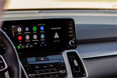MOSCOW, Rusya - 25 Mayıs 2021 Android Auto ekranda. Ana ekran. Modern araba. İç tarafı kapatın. Araba medyası görüntüyü kapatıyor. Ana Ekran.