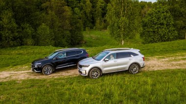 MOSCOW, RUSSIA - 23 Mayıs 2021 Kia Sorento Dördüncü nesil MQ4 ve Hyundai Santa Fe Dördüncü nesil TM. 2021 model arazi aracının kompakt geçişleri. Ön taraf görünümü.