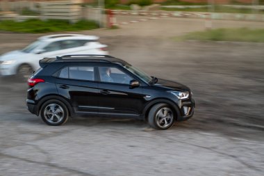 MOSCOW, RUSSIA - 23 Mayıs 2021 Hyundai Creta İlk nesil (GS / GC). Şehrin arka planında modern bir subcompact SUV. Hyundai Creta hareket halinde. Hyundai ix25.