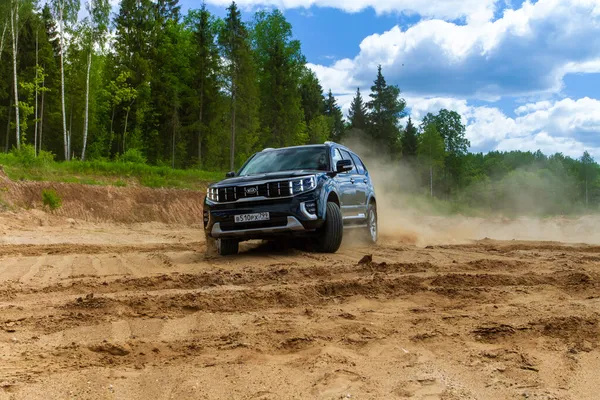 MOSCOW, RUSSIA - Haziran 02, 2021 Kia Mohave ayrıca Kia Borrego ikinci nesil yüz gerdirme ameliyatı olarak adlandırıldı. 2021 model SUV, doğa arka planı. Kia Mohave kumda hareket halinde..