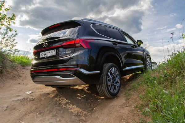 MOSCOW, Rusya - 25 Mayıs 2021 Hyundai Santa Fe Dördüncü Nesil TM. 2020 model arazi aracı kompakt modeli. Uzaklaştırma yolculuğu. Tekerlek yolculuğu. Off-road engeli