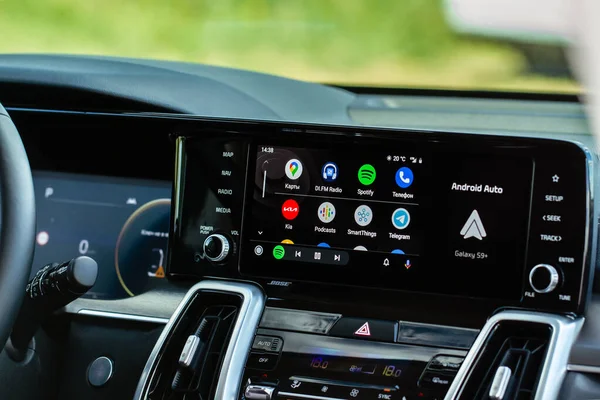 MOSCOW, Rusya - 25 Mayıs 2021 Android Auto ekranda. Ana ekran. Modern araba. İç tarafı kapatın. Araba medyası görüntüyü kapatıyor. Ana Ekran.