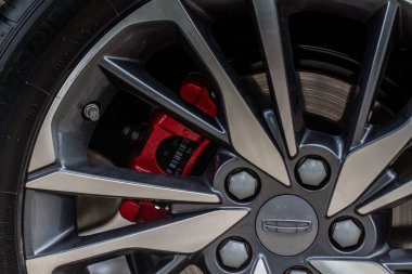 MOSCOW, RUSSIA - 23 Mayıs 2021 Geely şirket logosu araba tekerleğinde yakın çekim görüntüsü. Çinli çok uluslu otomotiv şirketi üreticisi Geely Auto 'nun logosu..