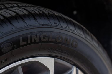 MOSCOW, Rusya - 23 Mayıs 2021 Yeni lastiğin yan duvarında uzun lastik logosu. Yepyeni Linglong lastiğinin ayrıntıları..
