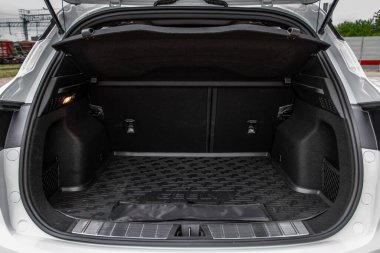 MOSCOW, RUSSIA - 23 Mayıs 2021 Geely Binyue Coolray veya Proton X50 olarak da bilinir. İç mekan görüntüsü. İç detaylar. Şehir arka planında modern bir subcompact SUV.