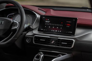 MOSCOW, RUSSIA - 23 Mayıs 2021 Geely Binyue Coolray veya Proton X50 olarak da bilinir. İç mekan görüntüsü. İç detaylar. Şehir arka planında modern bir subcompact SUV.