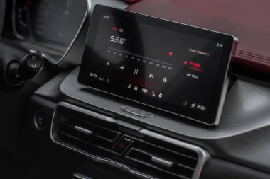 MOSCOW, RUSSIA - 23 Mayıs 2021 Geely Binyue Coolray veya Proton X50 olarak da bilinir. İç mekan görüntüsü. İç detaylar. Şehir arka planında modern bir subcompact SUV.
