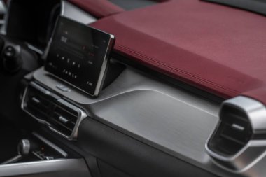 MOSCOW, RUSSIA - 23 Mayıs 2021 Geely Binyue Coolray veya Proton X50 olarak da bilinir. İç mekan görüntüsü. İç detaylar. Şehir arka planında modern bir subcompact SUV.