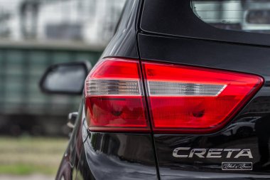 MOSCOW, RUSSIA - 23 Mayıs 2021 Hyundai Creta İlk nesil (GS / GC). Şehrin arka planında modern bir subcompact SUV. Hyundai Creta ön tarafı. Hyundai ix25. Dış ayrıntılar.