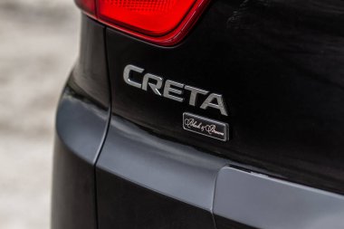 MOSCOW, RUSSIA - 23 Mayıs 2021 Hyundai Creta İlk nesil (GS / GC). Şehrin arka planında modern bir subcompact SUV. Hyundai Creta ön tarafı. Hyundai ix25. Dış ayrıntılar.