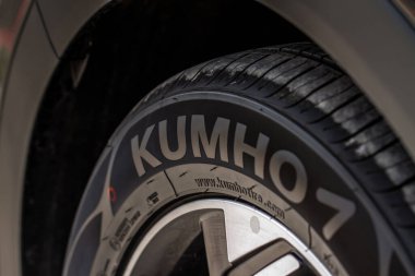 MOSCOW, Rusya - 23 Mayıs 2021 Kumho lastik logosu yeni lastiğin yan tarafında. Yepyeni Kumho lastiğinin ayrıntıları..