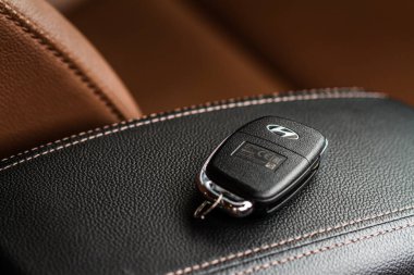 MOSCOW, RUSSIA - 23 Mayıs 2021 Hyundai şirketinin logosu arabanın anahtarlarına yakından bakıyor. Bir araba anahtarlığını ve uzaktan kumanda alarm sistemini kapat.