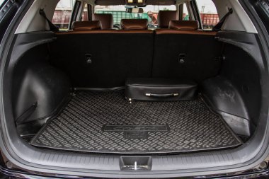 MOSCOW, RUSSIA - 23 Mayıs 2021 Hyundai Creta İlk nesil (GS / GC). Şehrin arka planında modern bir subcompact SUV. Hyundai Creta iç mekan. Yakın görüş. İç detaylar. Hyundai ix25.