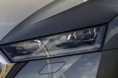 Yeni arabaların farları. Modern LED farlardan birinin detaylarını kapat. Dış yakın çekim detayları var. Arabanın yakın farı..