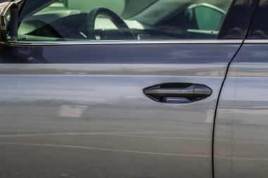 Arabanın kapı kolu. Dokunmatik sensörlü anahtarsız giriş kapısı kolu. Erişim düğmesi