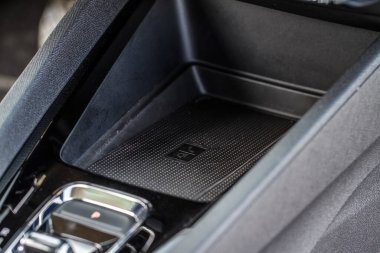 Modern arabadaki kablosuz mobil şarj cihazı. Akıllı telefon için taşınabilir kablosuz araba şarj cihazı.