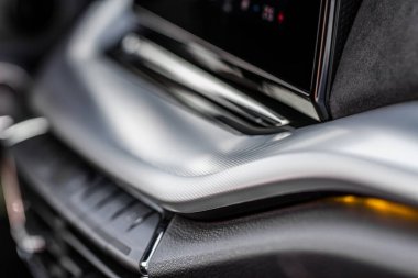 Modern araba iç metale ve plastik detaylara sahip. İç detay.