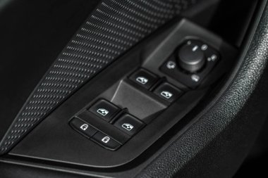 Modern araba içerisindeki düğme kontrol penceresini kapat. Araç iç mekanı. Pencere kontrollü kapı kolu