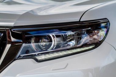 Yeni arabanın far lambası. Modern LED farlardan birinin detaylarını kapat. Dış yakın çekim detayları var. Arabanın yakın farı..