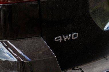 Modern SUV aracının 4WD amblemi yakın görüntüde. Dört Tekerlekli Krom Rozet.