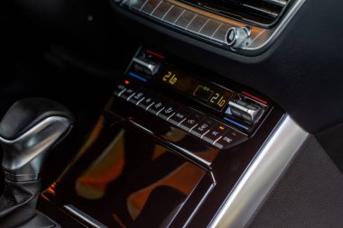 Dijital kontrol paneli araba kliması gösterge paneli. Modern araba iç kondisyon düğmeleri Bir arabanın içinde yakın görüş.