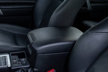 Sürücü için arabada kolluk var. Araba kolluğu.