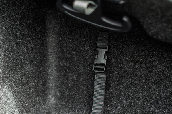 Крюк для посылок в багажнике машины. Современный багажник.