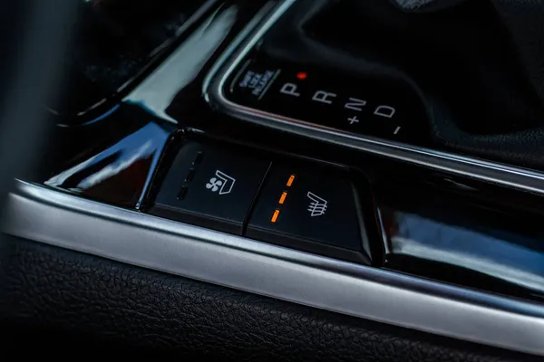 阀座加热控制器按钮关闭视图 汽车内部 汽车内部座位加热器按钮 — 图库照片